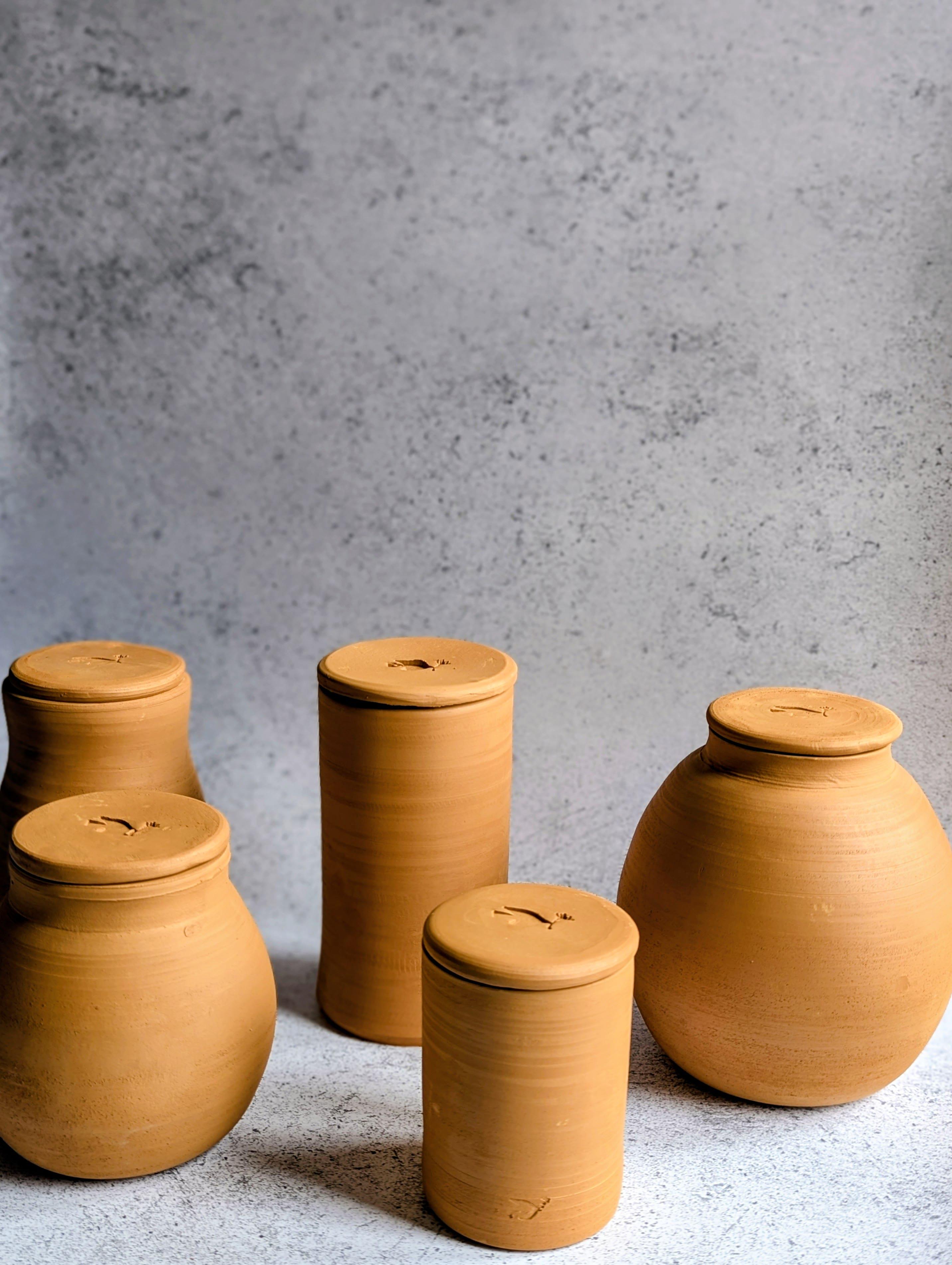 Des céramiques utiles et durables pour prendre soin du jardin et du potager.
Oyas, étiquettes et objets pratiques conçus pour accompagner l’arrosage, la culture et le respect du vivant.
