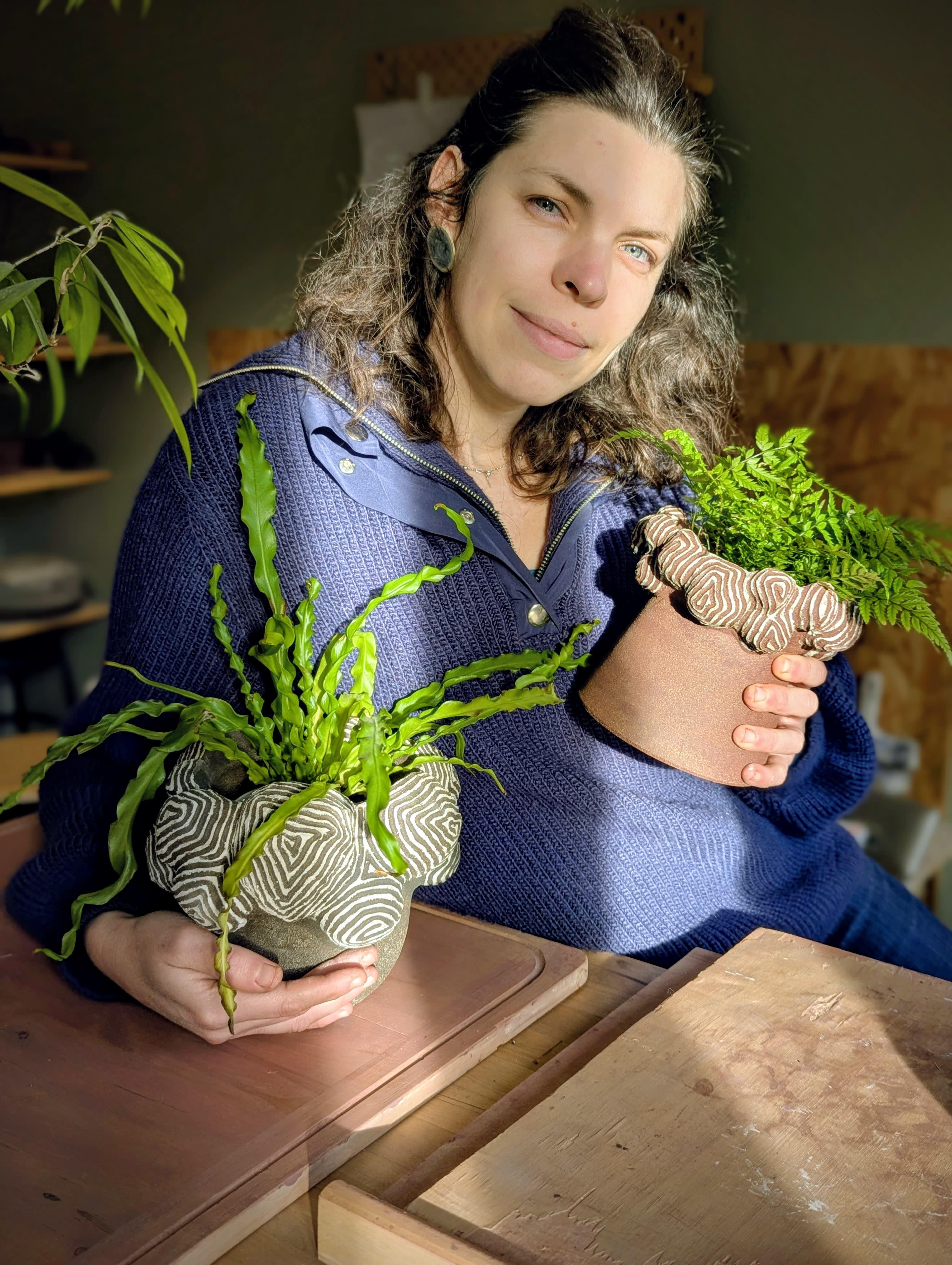 Céramique artisanale en Normandie, pièces uniques faites main inspirées du vivant, entre nature, matière et gestes authentiques.