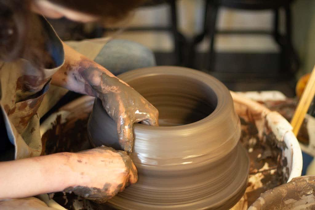 Découvrez le processus créatif Solabelle : argiles naturelles, émaux maison et fabrication artisanale engagée en Normandie.