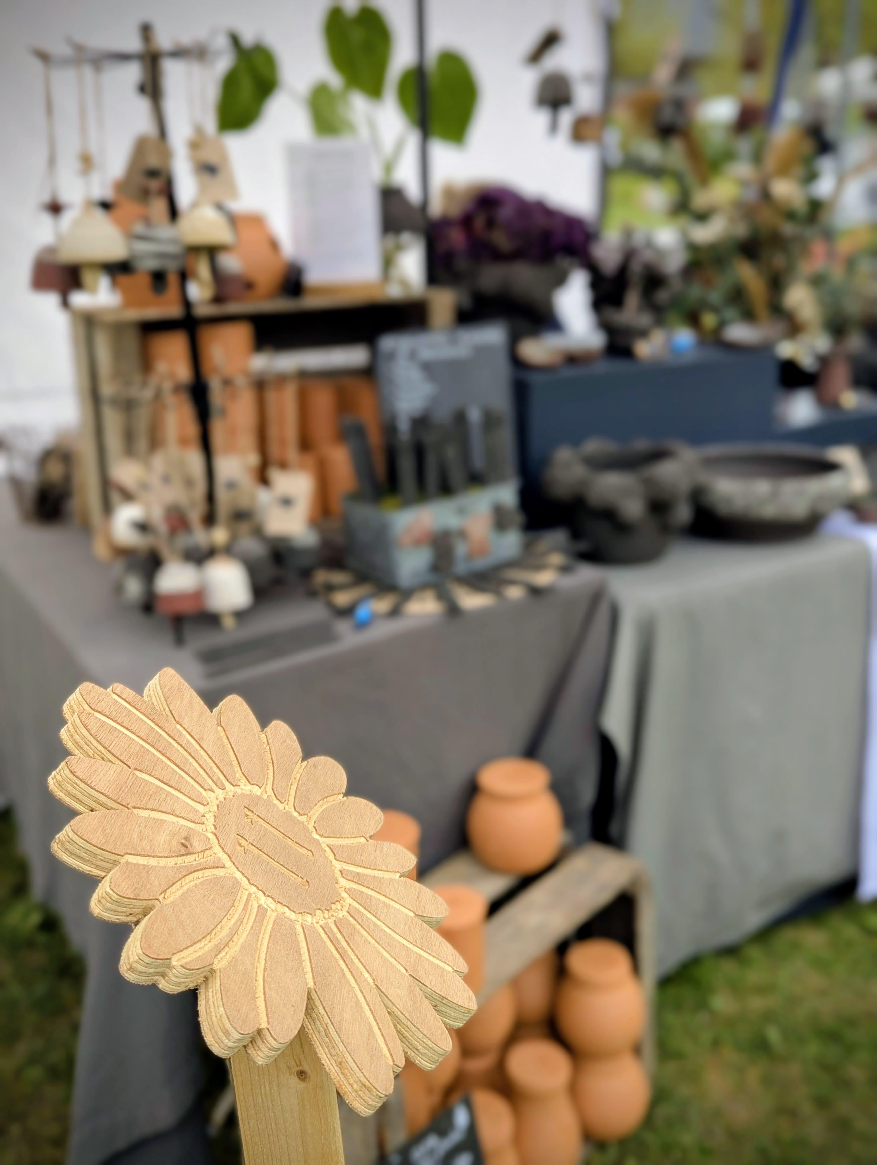 Rencontrer une céramiste en Normandie : marchés, foires aux plantes et événements pour découvrir les créations en vrai.