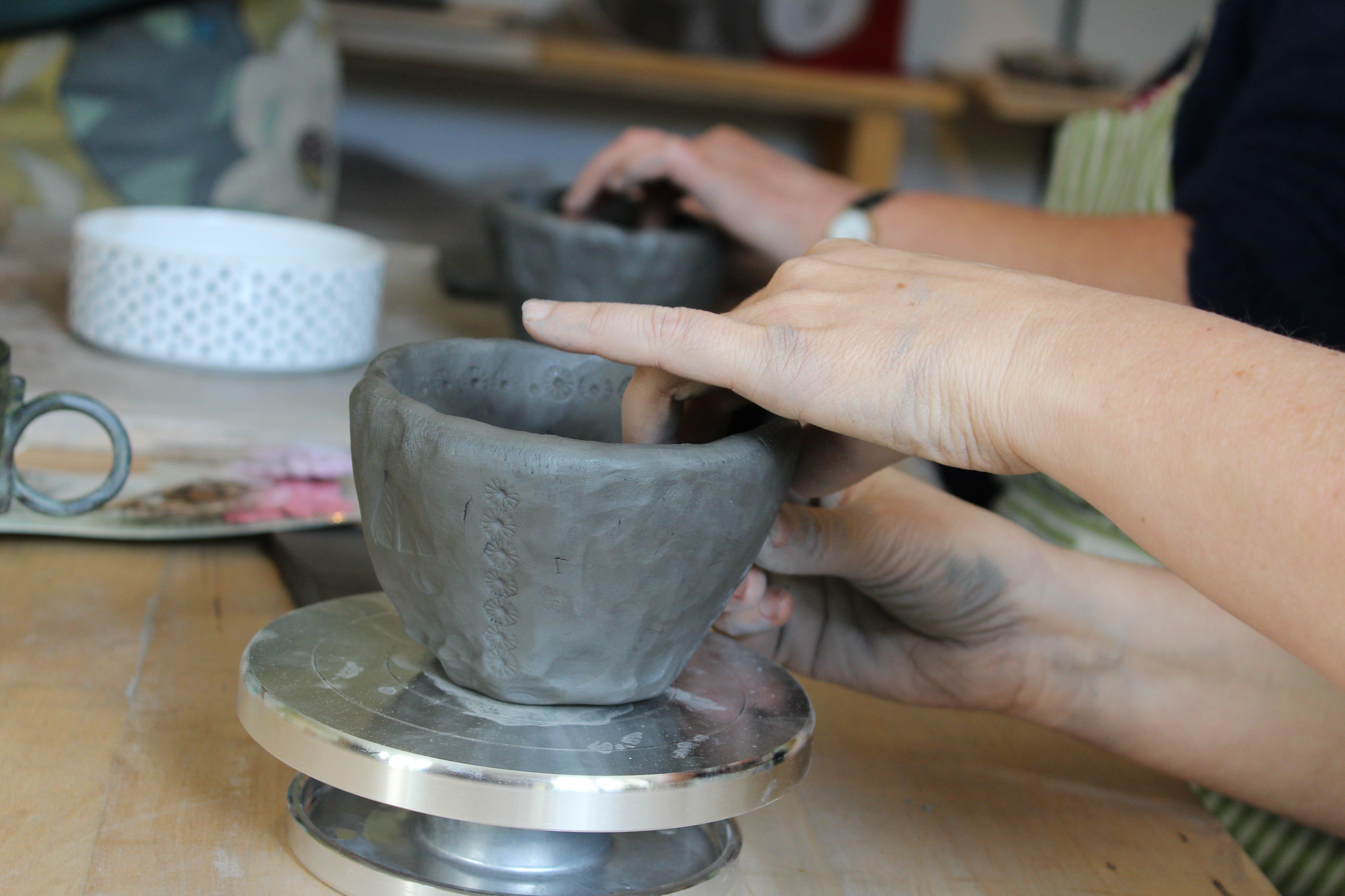 Cours de modelage en petit groupe à Martainville-Épreville : atelier céramique accessible aux débutants, matériel fourni.