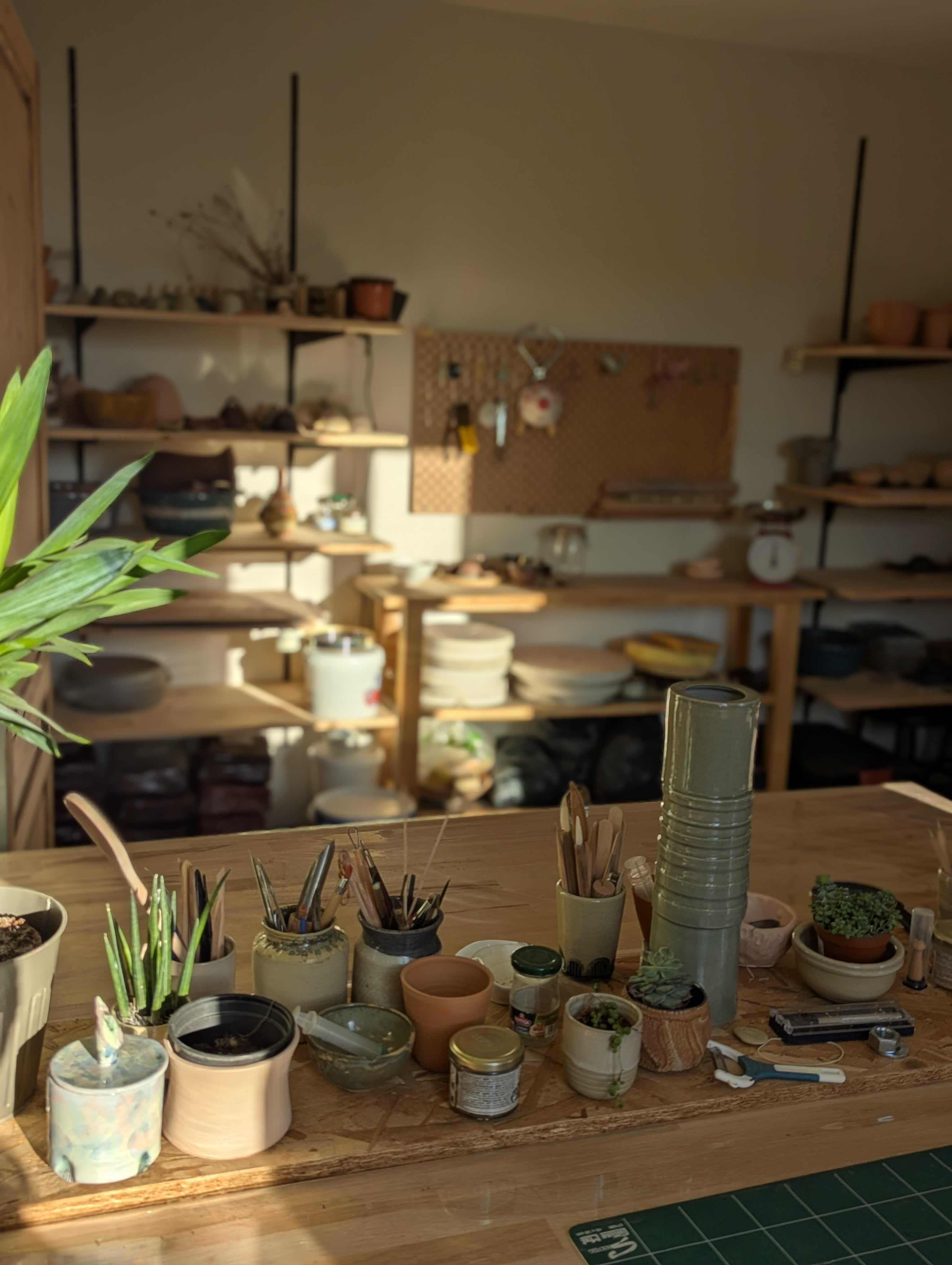 Carnet d’atelier Solabelle : coulisses, inspirations et conseils autour de la céramique artisanale et du respect du vivant.