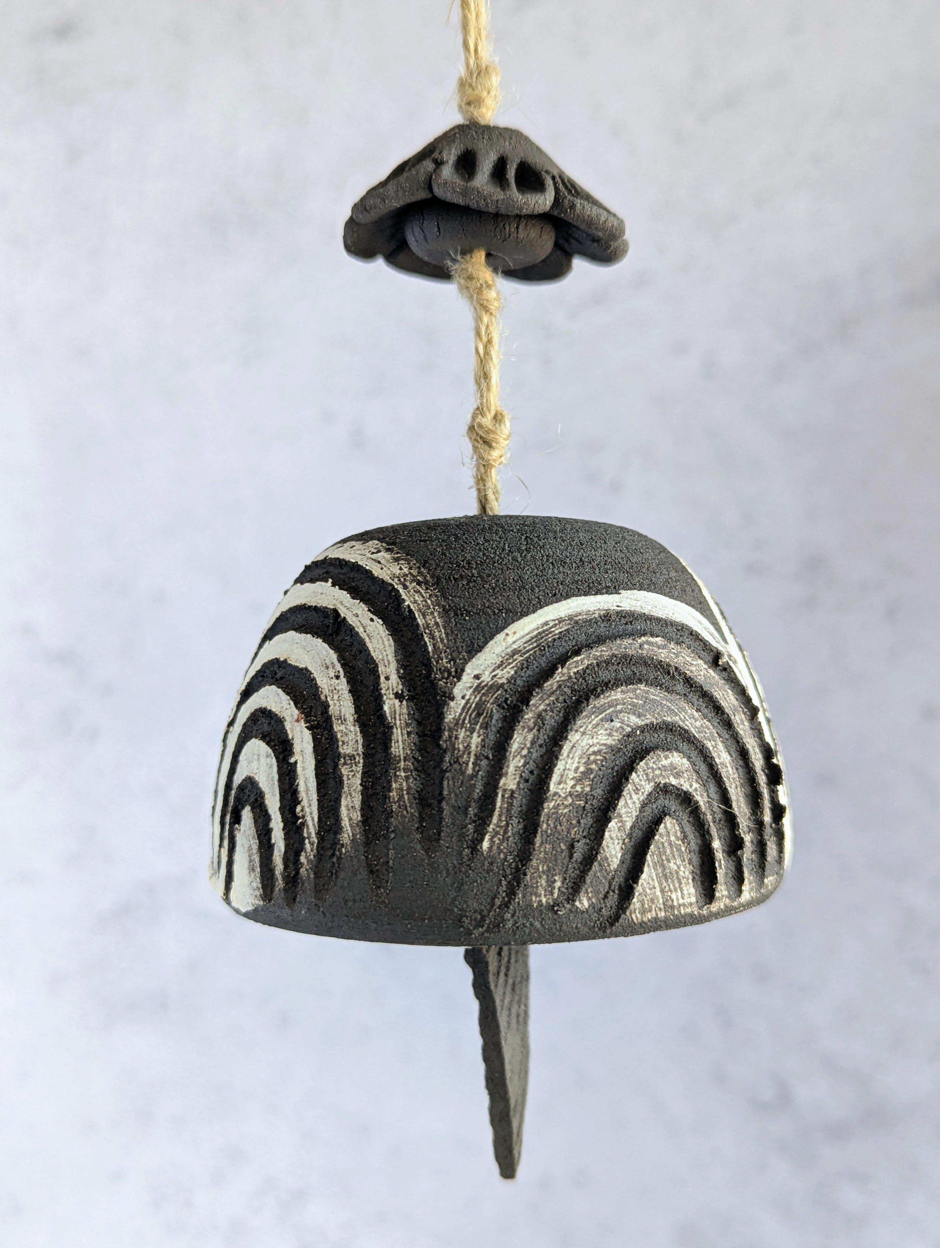 Des objets de jardin singuliers et poétiques, façonnés à la main pour habiter l’extérieur autrement.
Tintinabulles et créations sensibles invitent à observer, écouter et créer un lien vivant avec le jardin.