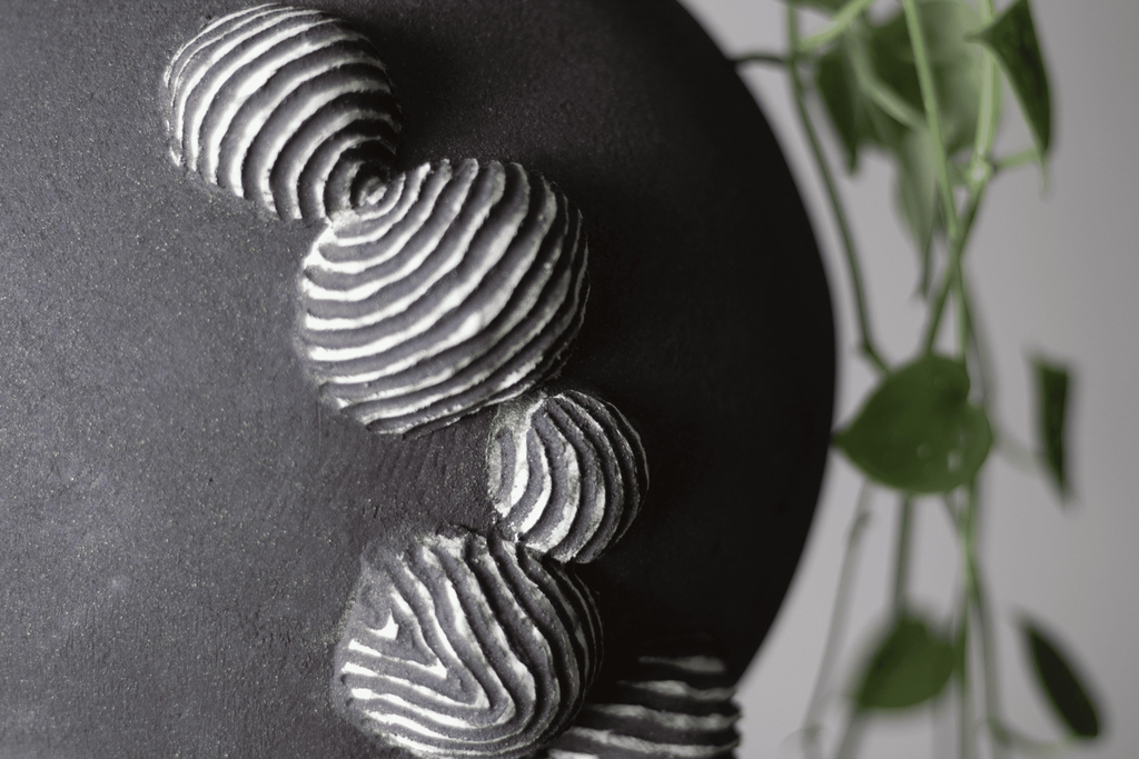 Détail d’un totem en céramique artisanale, texture en grès avec sillons gravés à la main, collection SILLON – la trace du geste dans la matière
