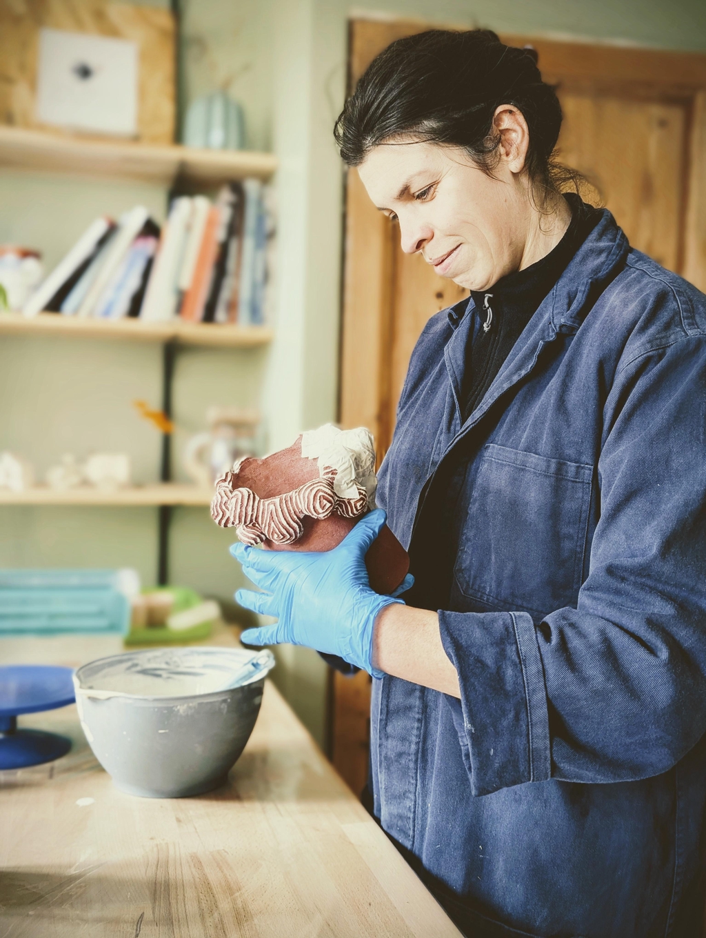 Argiles naturelles et émaux faits maison en atelier de céramique