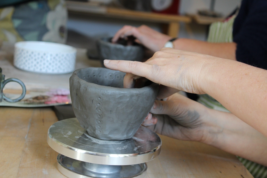 Ateliers céramique en Normandie : stages de modelage en petit groupe pour découvrir la terre et créer en atelier.