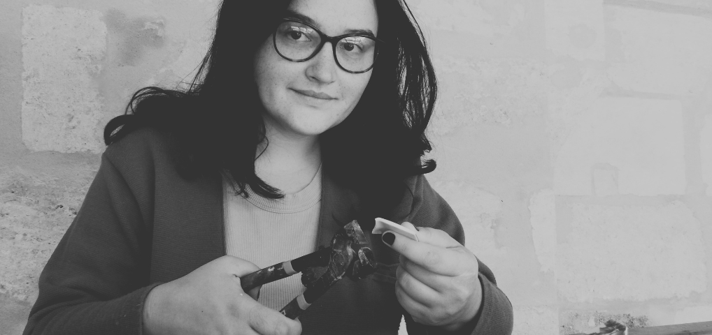 Téléchargez le dossier de presse Studio Karolin : tout sur nos bijoux artisanaux upcycling, made in France, créés à partir de vaisselle ancienne recyclée.