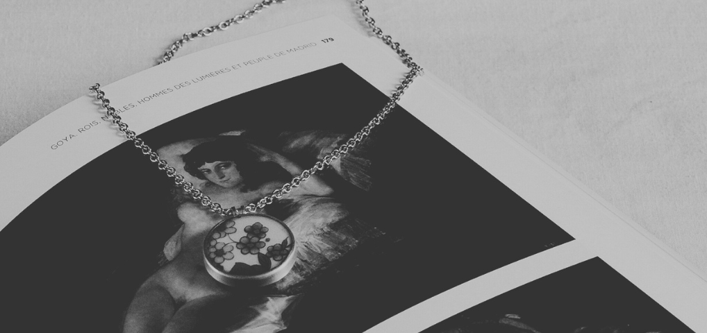 Studio Karolin est un studio de bijoux artisanaux qui crée des pièces singulières en argent et porcelaine ancienne. À partir de vaisselle française, dont la porcelaine de Limoges, l’atelier près de Bordeaux revalorise l’art de table par un upcycling haut de gamme.