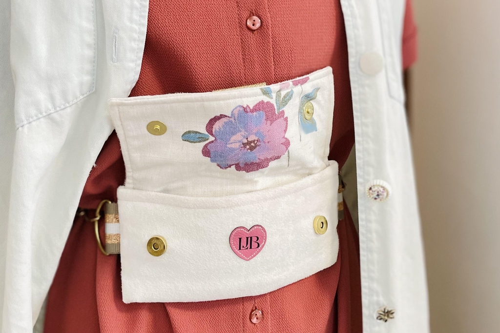 veste personnalisée et pochette pour téléphone et lunettes