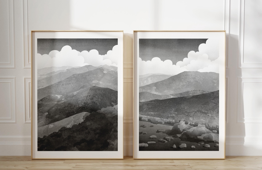Dwa plakaty z krajobrazem Bieszczad, góry i chmury, autorska ilustracja w drewnianych ramach w eleganckim wnętrzu. 