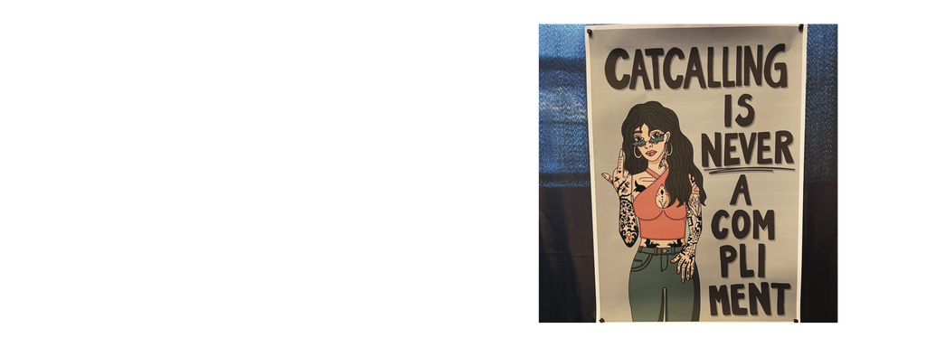 Frau mit Tattoos und einer Sonnenbrille steht neben Schriftzug "Catcalling is never a compliment" und zeigt den Mittelfinger.