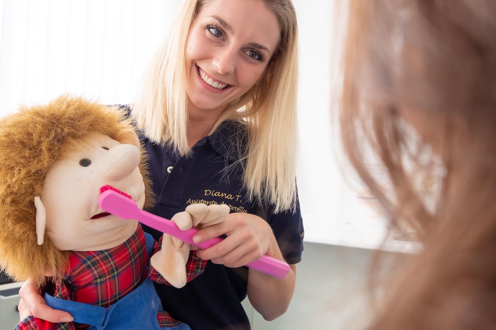 Foto dell'assistente di profilassi Diana con Willi e spazzolino da denti