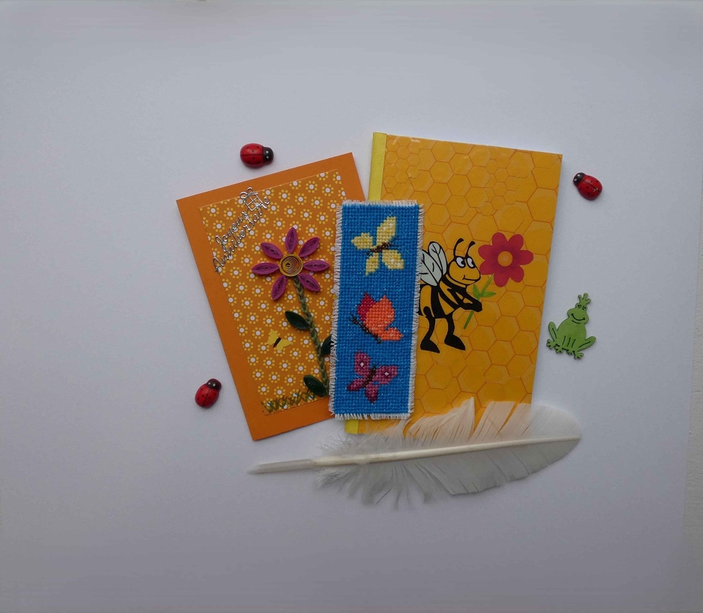 Cette image présent une carte de vœux, un marque-page et un petit carnet en lien avec la saison du printemps.  