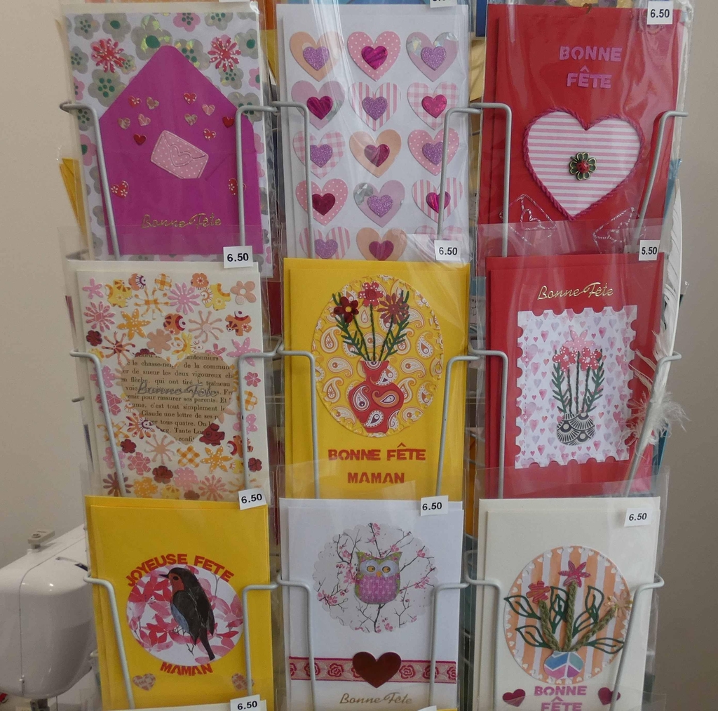 Cette image présente une sélection de carte de vœux artisanales et uniques fait à la main dans le canton de Vaud en Suisse pour la Fête des Mères. 