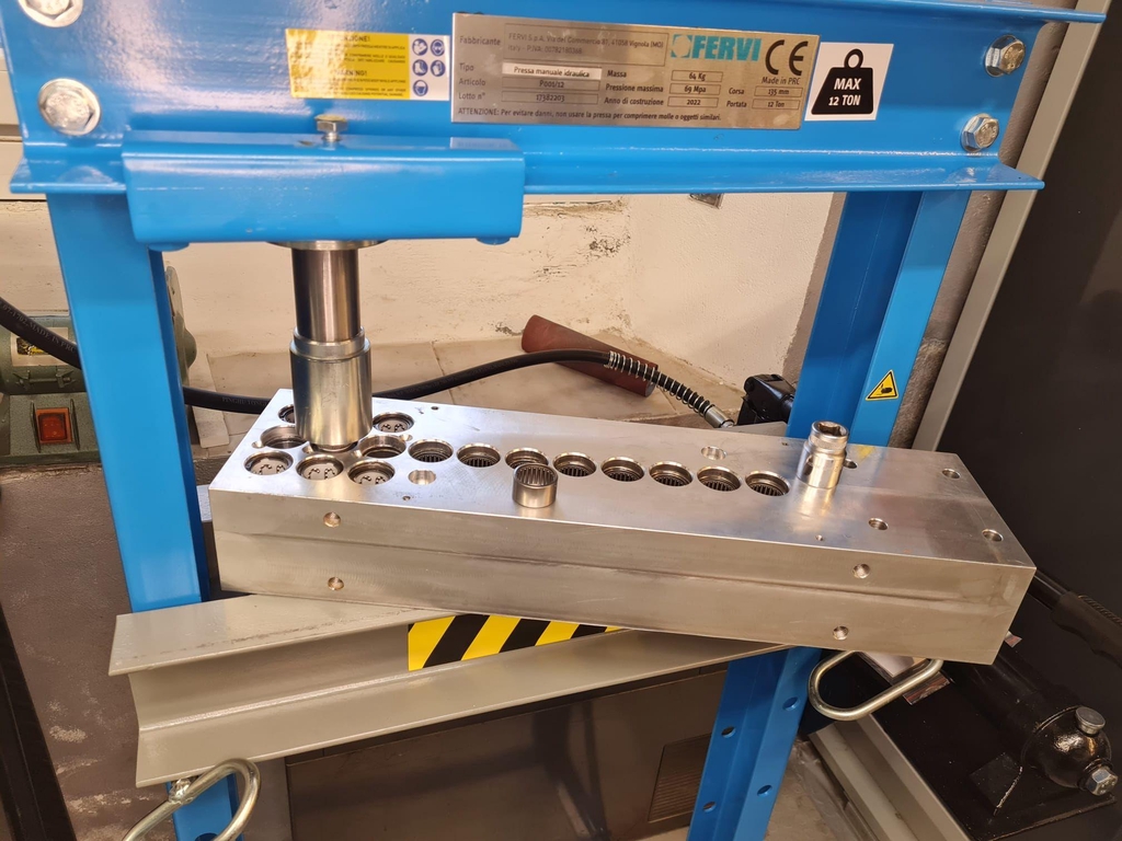 Officina e ricambi
Disponiamo di macchine e tecnologie per realizzare ricambi e parti speciali su specifiche del cliente. Dalla progettazione al collaudo, passando dalla realizzazione fisica del singolo componente.