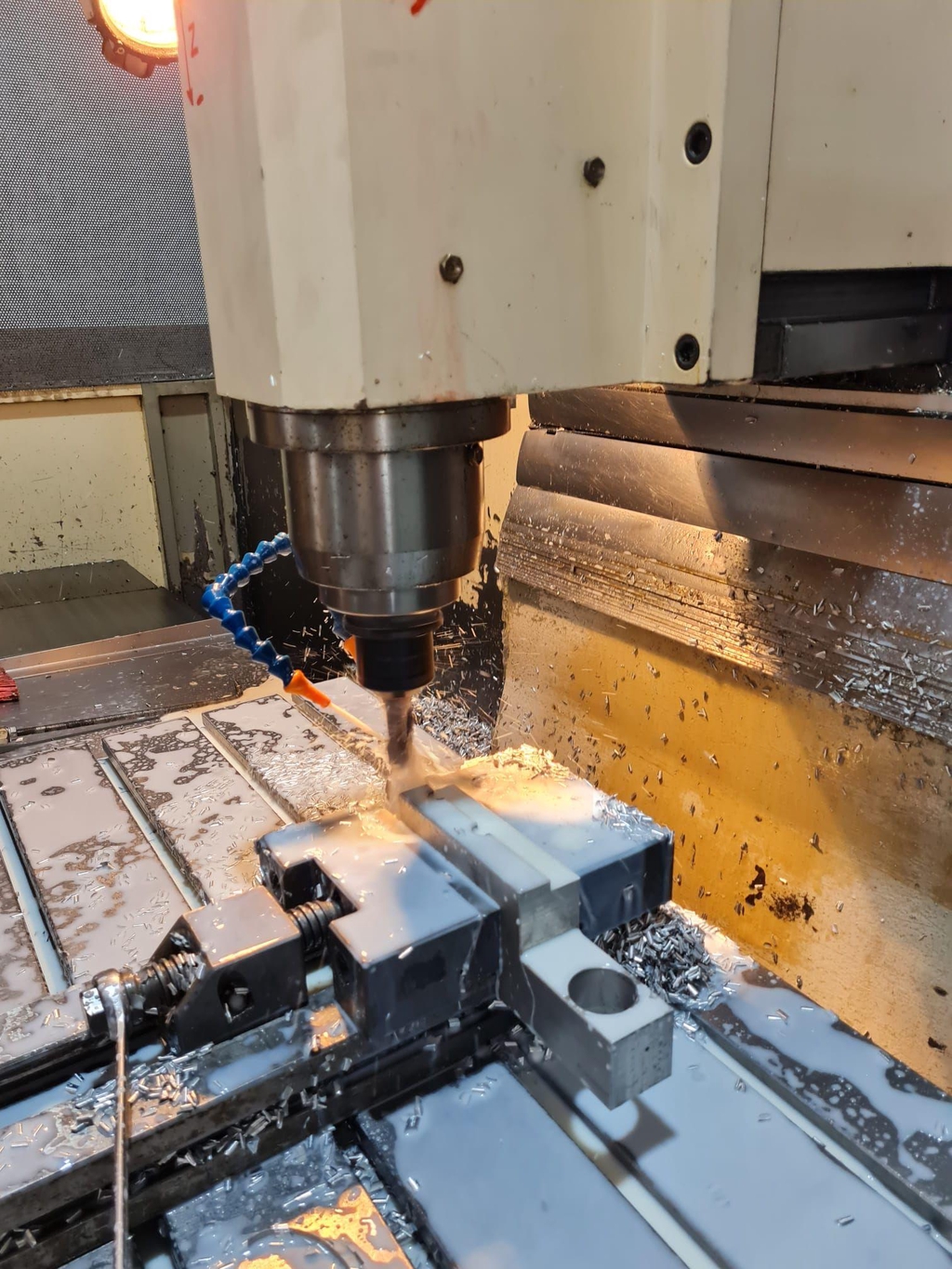 Officina e ricambi
Disponiamo di macchine e tecnologie per realizzare ricambi e parti speciali su specifiche del cliente. Dalla progettazione al collaudo, passando dalla realizzazione fisica del singolo componente.