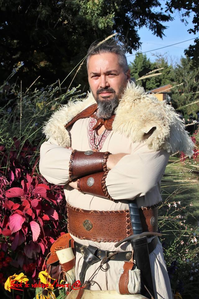 Vous trouverez des créations inspirées de divers univers, médiéval-fantastique, pirate, viking et des articles de maroquinerie plus traditionnels
