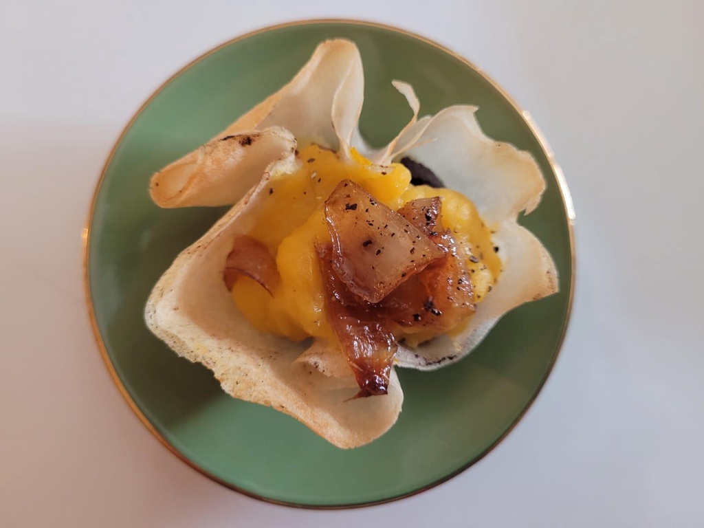 feuilles de brick, boudin noir, compotées de pommes et confits d'oignons