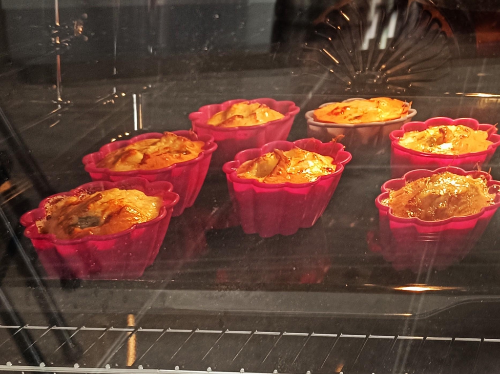 Mini cakes moelleux au roquefort et poires fraîches, servis en entrée ou apéritif
Mini cakes salés au roquefort fondant et morceaux de poires, recette maison idéale 
