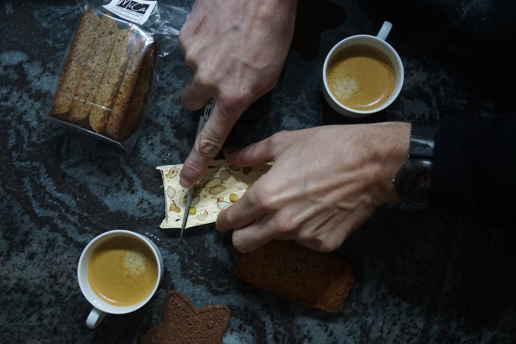Partage du nougat et des biscuits 