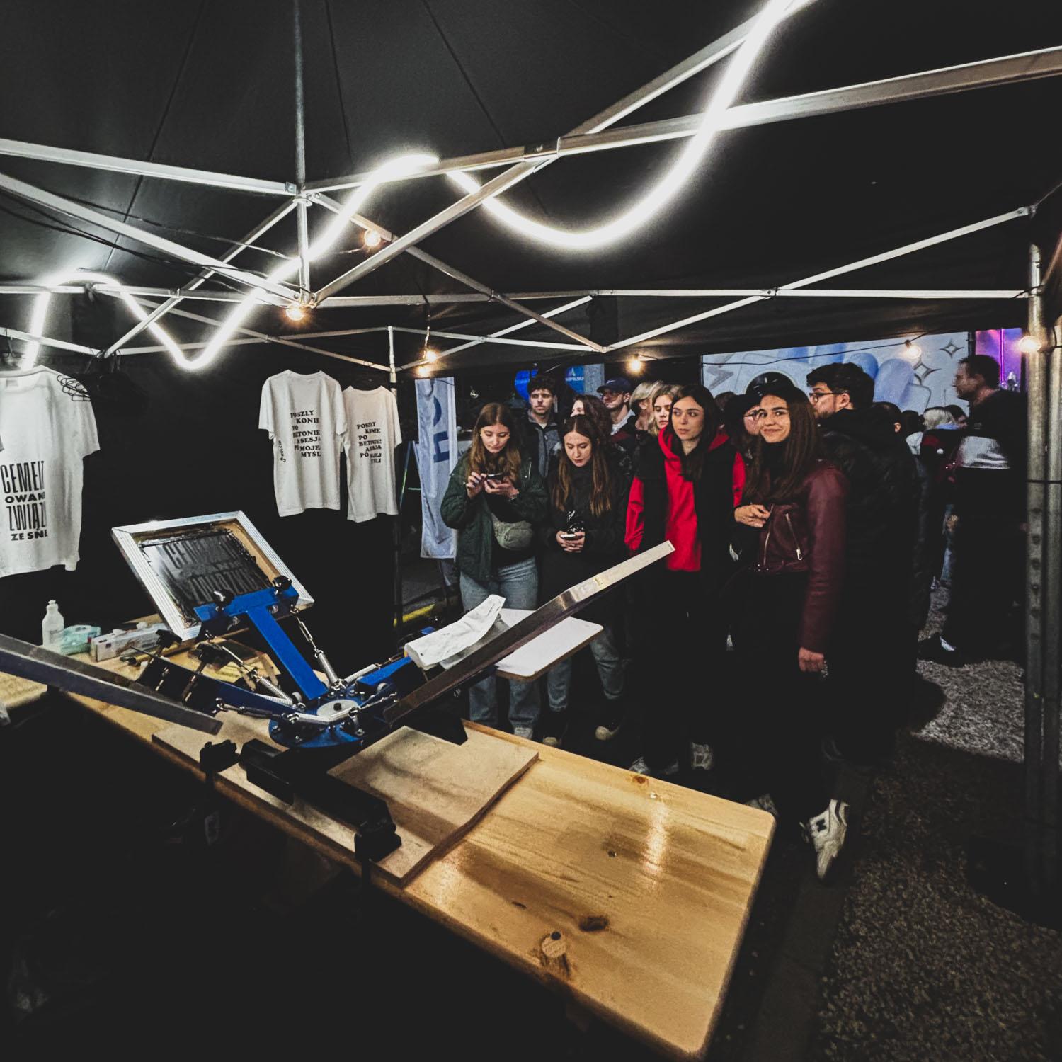 Angażująca aktywacja marki na Twoje wydarzenie. Sitodruk na żywo na eventach, festiwalach i premierach produktów. 