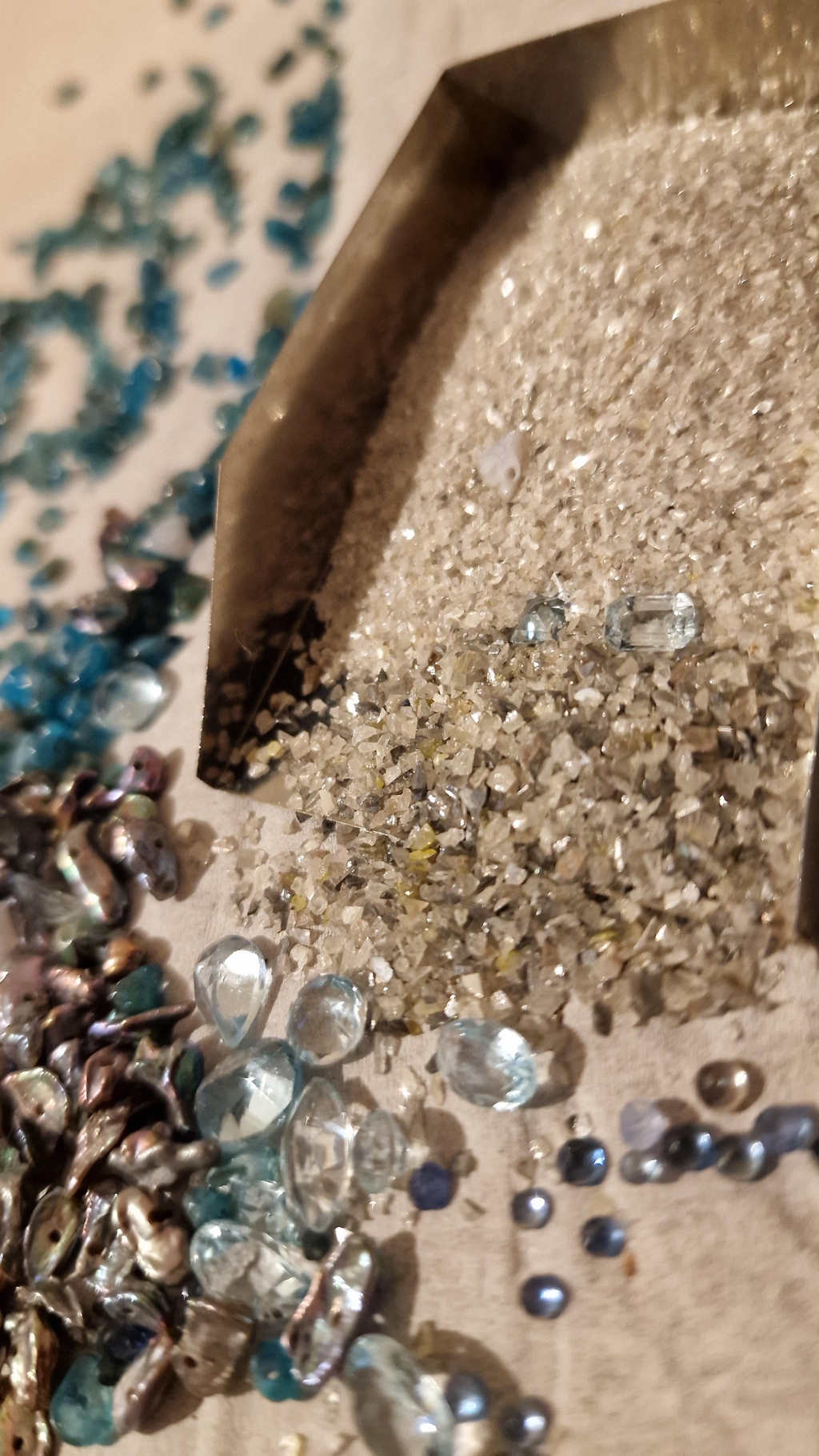 A mix of rough, crushed, cut and polished gems and diamonds add an unique and mesmerising touch to every artwork.