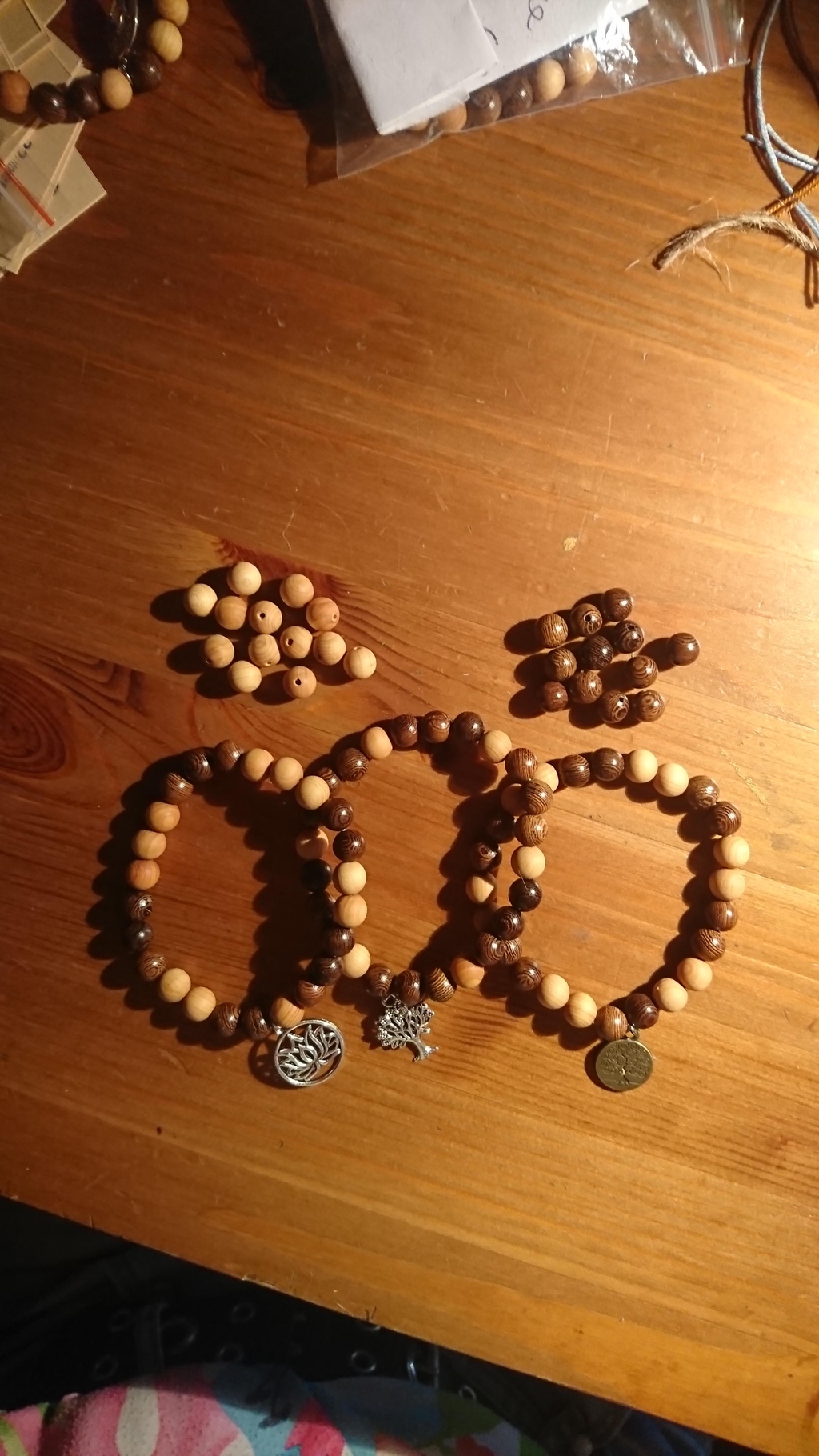 Bracelet 24 perles de bois. 20 cm de circonférence.  santal wengé, calme, méditation