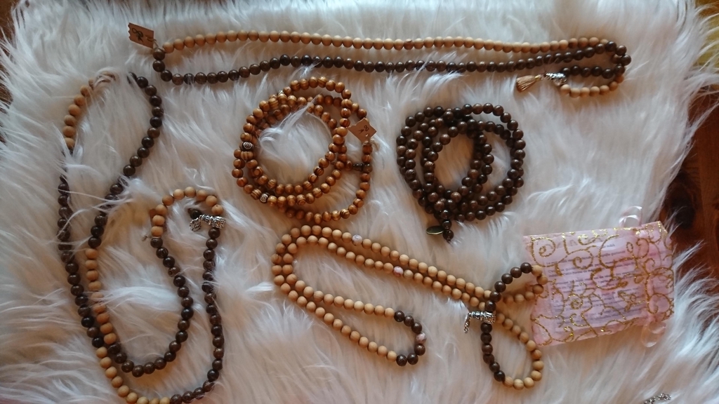 collier mala, 108 perles, santal, méditation, mantra, yoga
