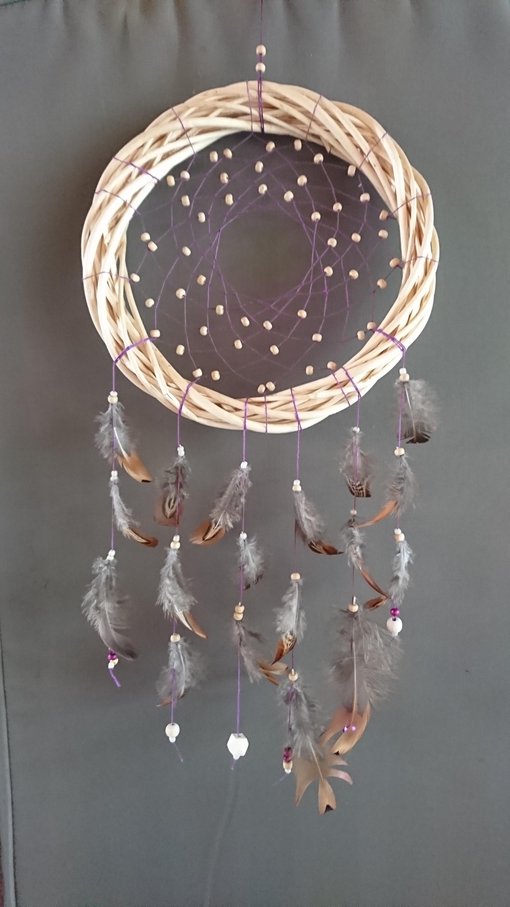 attrape rêves, créations, décoration chambre, voiture. plumes, laine, fil de coton, perles