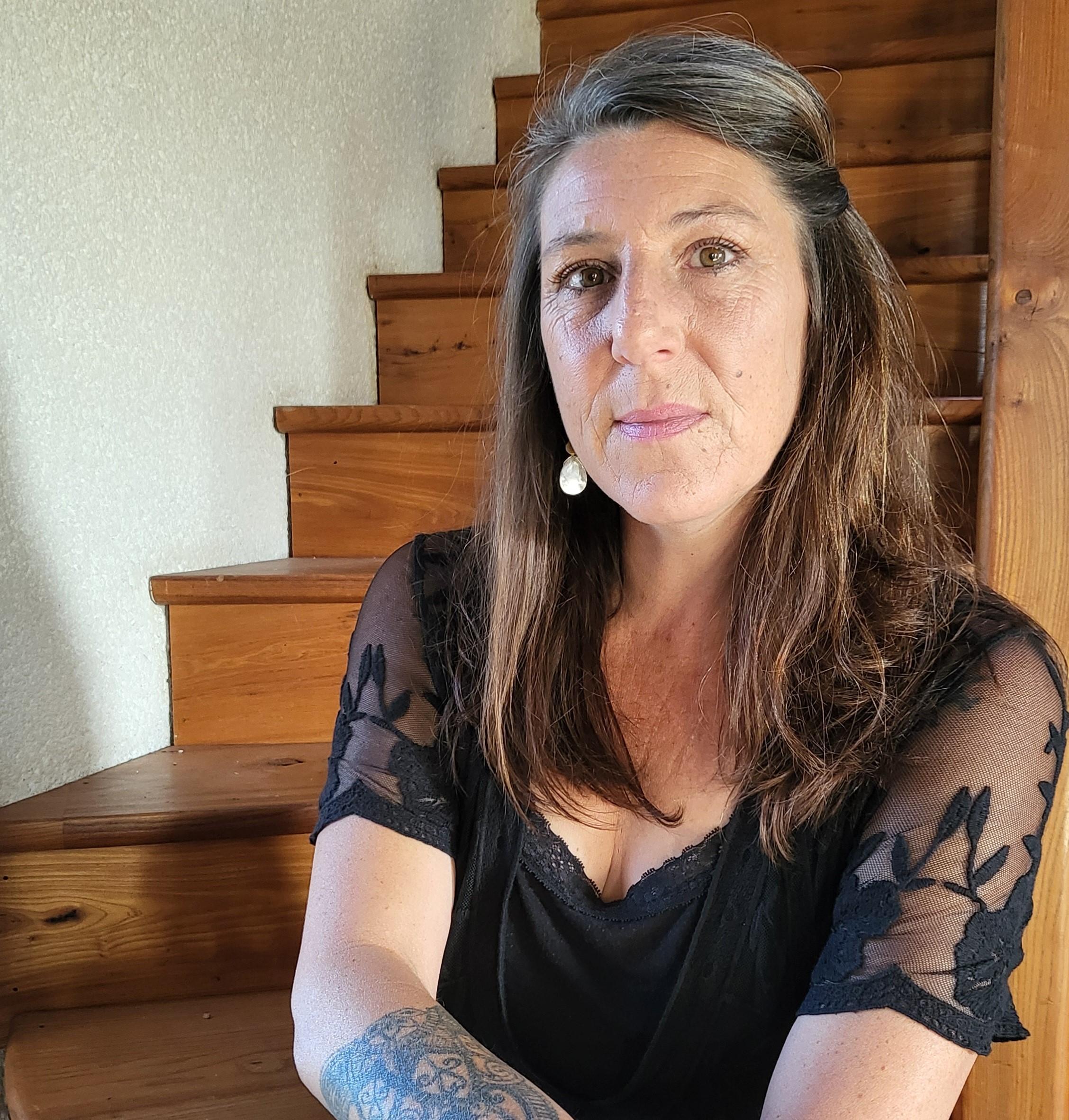 photo de madame marylou, créatrice accessoires cheveux, bijoux et boutonnière dans le Lot pour mariage, cérémonie et le quotidien.