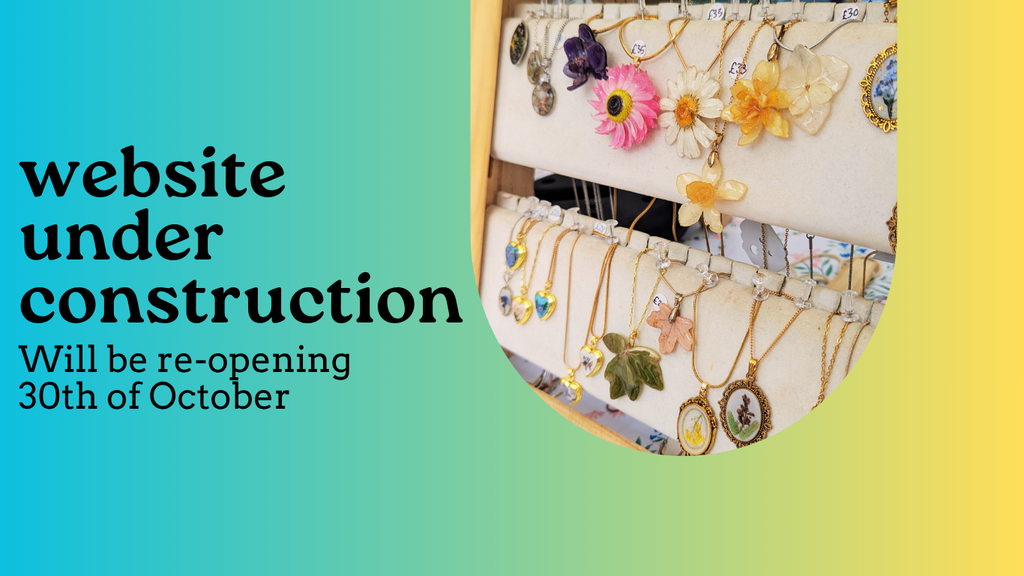 Picture of real flower jewellery, preserved jewellery set in UV resin in pendants. Natural flowers that has been dried and then carefully arranged. 