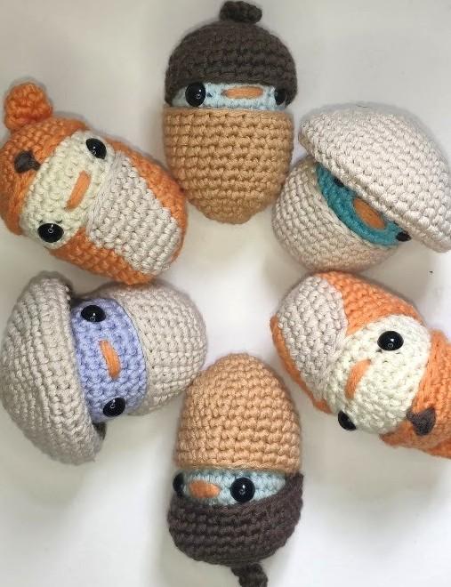 Déguisement d'automne pour poussin (non inclus),

amigurumi en crochet :

à offrir et/ou à collectionner pour pouvoir habiller son poussin pour toute les occasions, selon ses envies ;

d'environ 6cm de haut porté ;

fait à la main en coton bio et équitable ;

lavable en machine à 30°C.

⚠️ ATTENTION : Les déguisements ne sont pas conformes aux normes CE NF EN 71-1/ NF EN 71-2+A1, elles ne conviennent donc pas aux enfants de moins de 36 mois.