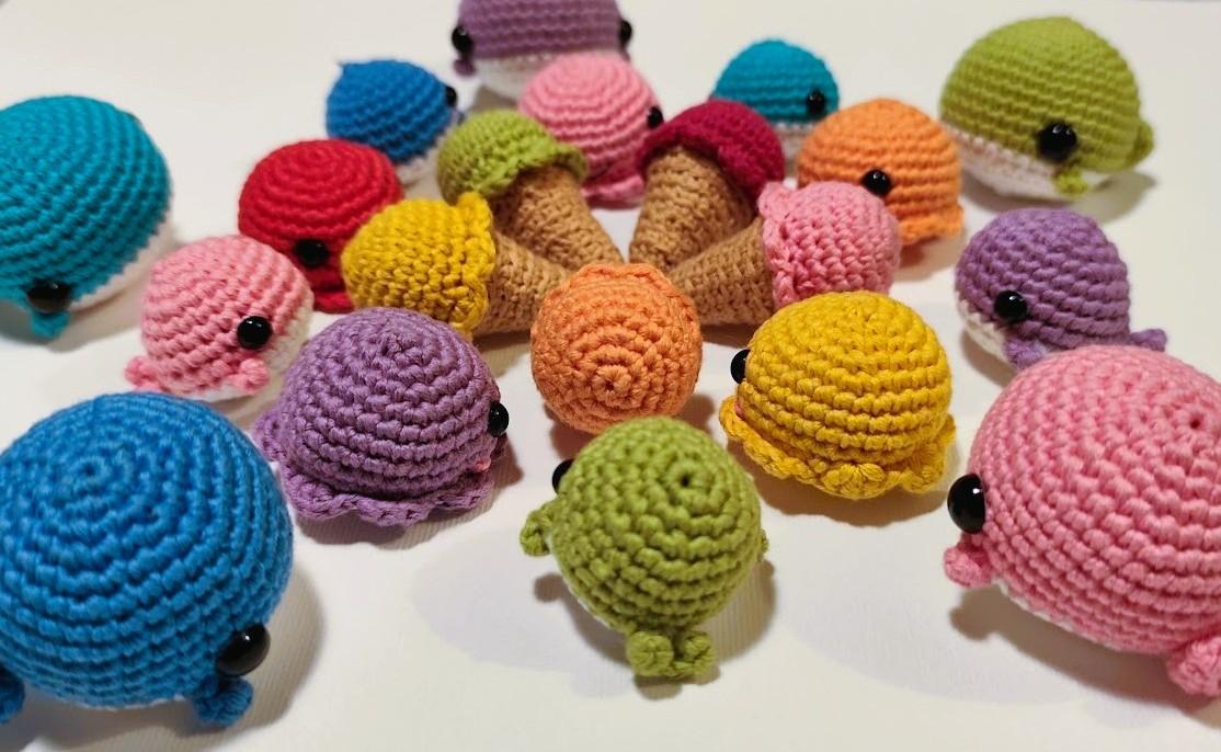 porte clés amigurumi baleines, pieuvres et glaces ainsi que des déguisements pour poussins en crochet, fait à la main, à offrir en cadeaux de fin d'année.