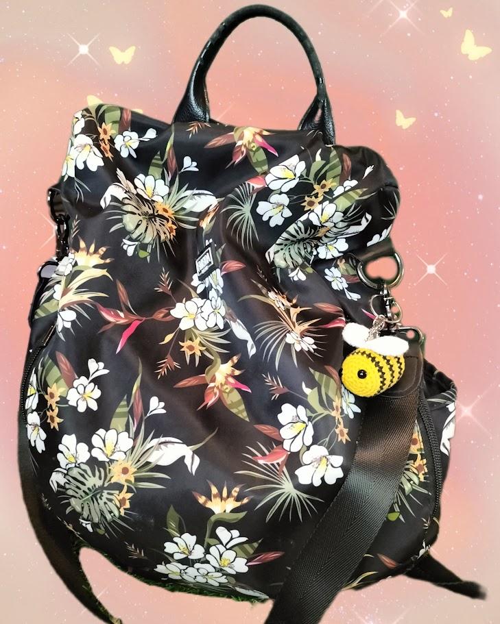 Porte clés abeille amigurumi fait main au crochet sur sac à main pour fêter le printemps.