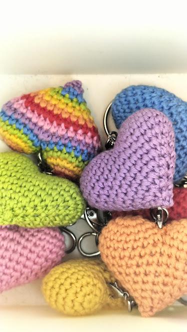 porte clés coeurs amigurumi en crochet, fait à la main, à offrir en cadeaux au personnes que l'on aime.