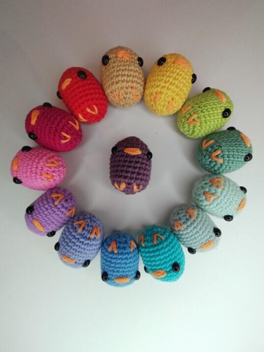 Poussins de toutes les couleurs, amigurumi en crochet :
à offrir, collectionner et/ou porter en porte clés ;
d'environ 4cm de haut ;
fait à la main en coton bio et équitable, rembourrage en fibre naturelle de kapok ;
avec des yeux de sécurité.
Lavable à la main.