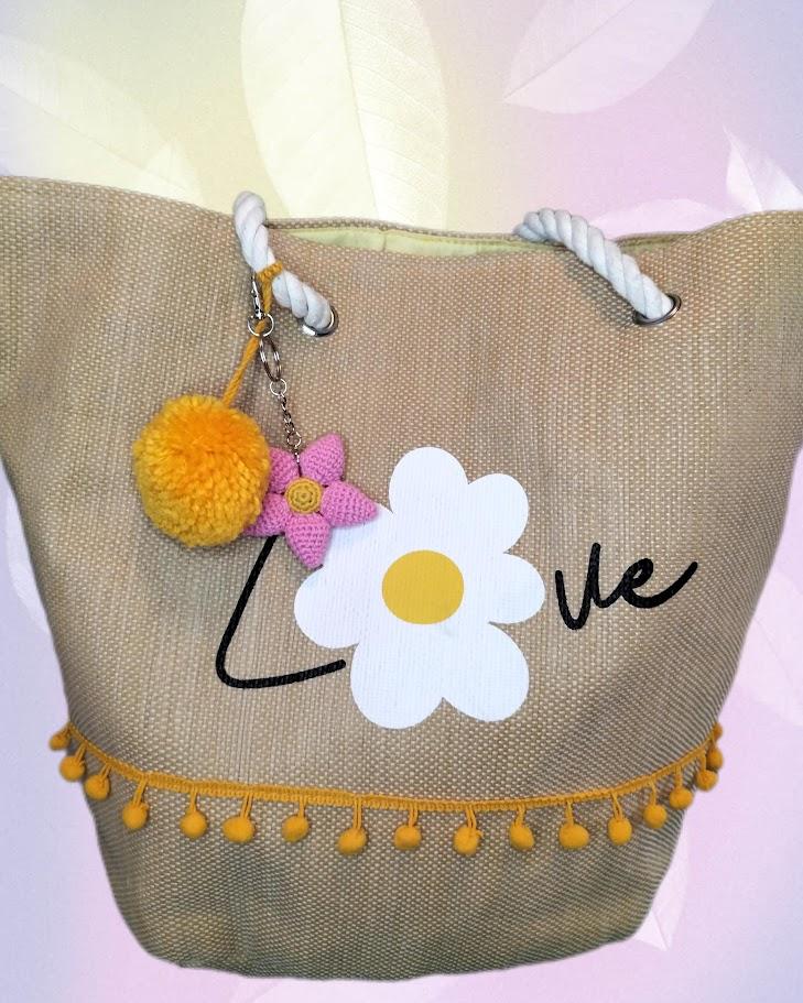 Porte clés fleur amigurumi fait main en cochet sur sac cabas pour fêter le printemps.