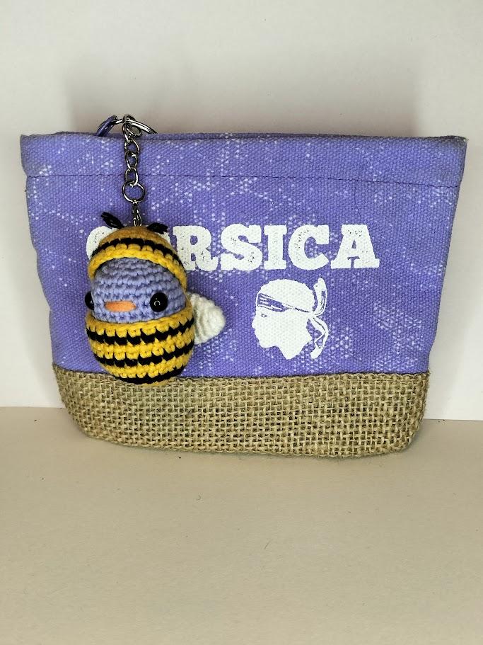 Des amigurumis fait main, au crochet. Du printemps, des fleurs, des abeilles, des portes clés, des bijoux de sac, des déguisements de poussin.