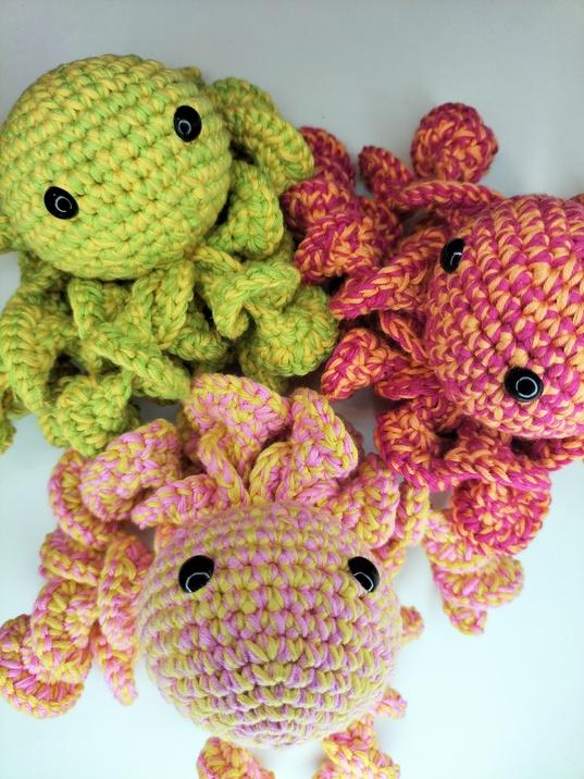 Pieuvres bi-colore, amigurumi en crochet :
à offrir ou à garder pour soi, ses tentacules ont un effet appaisant ;
d' environ 17cm de haut ;
fait en coton bio et équitable, rembourrage en fibre naturelle de coton ;
avec des yeux de sécurité.
Lavable à 30°C en machine.