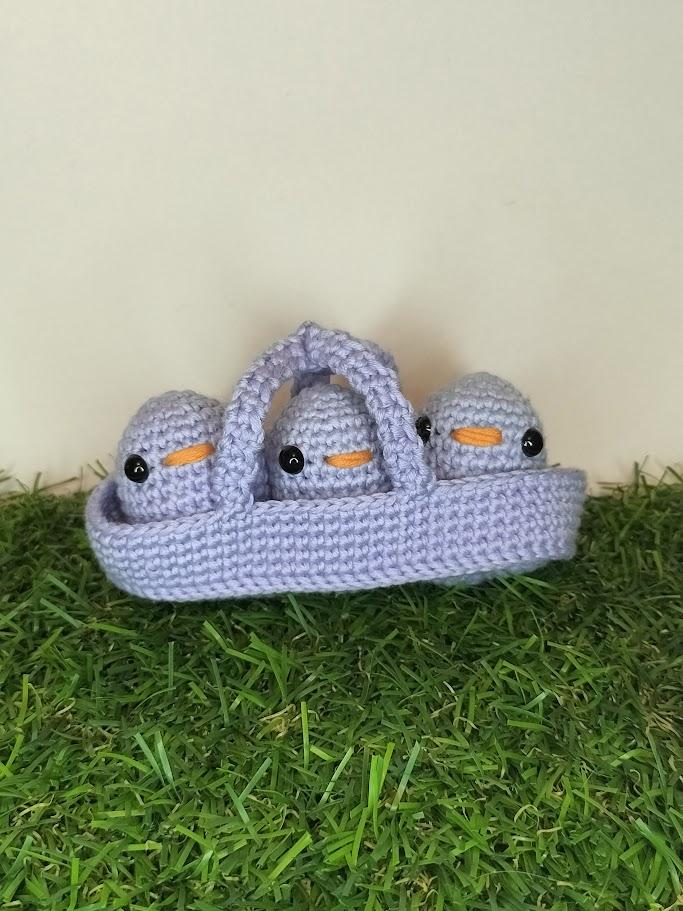 Un assemblage de la collection de Pâques, 3 poussins de couleur lilas clair, dans un panier lilas clair.