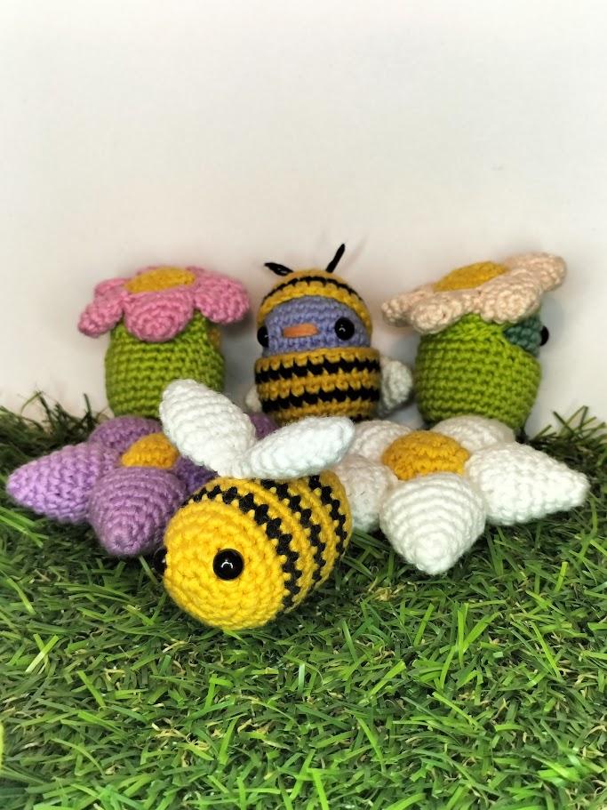Des amigurumis fait main, au crochet. Du printemps, des fleurs, des abeilles.