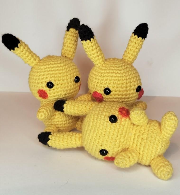 Pokémons, amigurumi en crochet :
à offrir et/ou collectionner ;
d'environ 7cm de haut ;
fait à la main en coton bio et équitable, rembourrage en fibre naturelle de kapok ;
avec des yeux de sécurité.