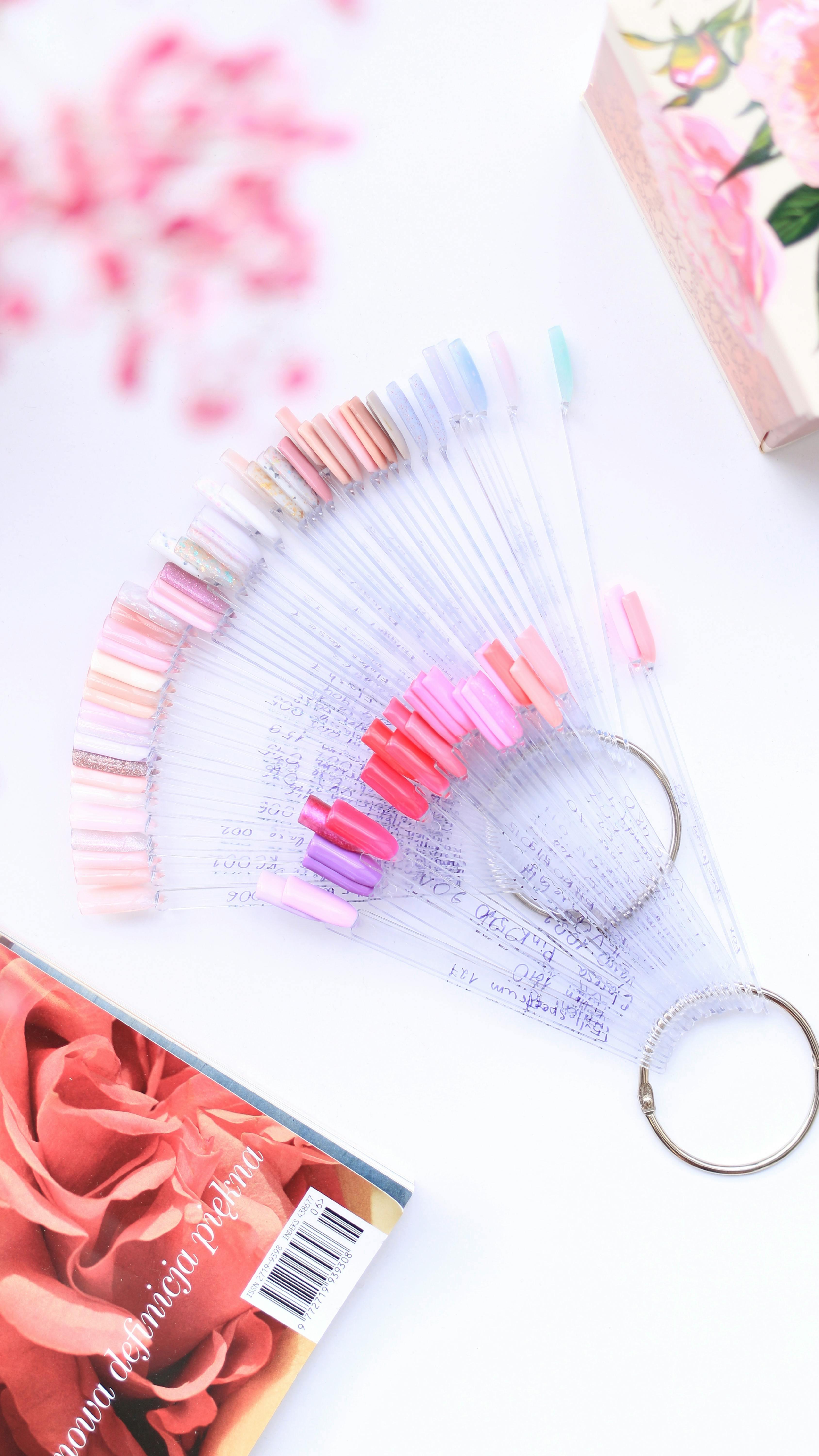 Variedad de colores de esmalte para manicura y pedicura en Madrid, con opciones modernas y acabados de alta calidad.