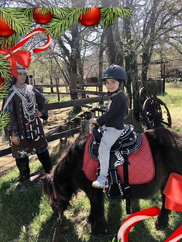 Petite fille à poney dans le Westone family's Ranch à Sénaillac-Lauzès dans le Lot
