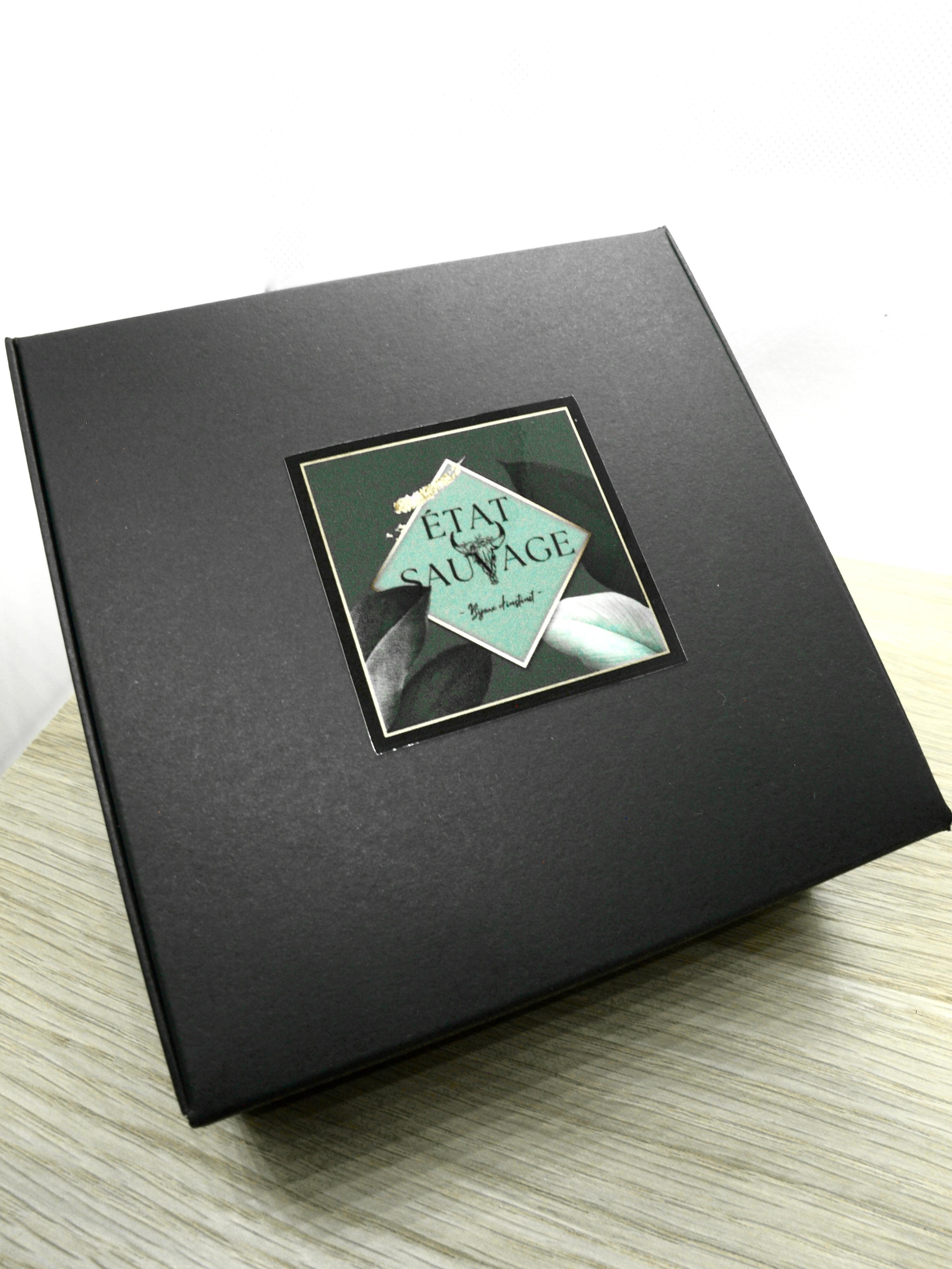 Packaging soigné utilisé pour l'envoi des bijoux. Chaque commande est soigneusement emballée dans un écrin élégant et sécurisé, garantissant que chaque bijou arrive en parfait état, prêt à être porté
