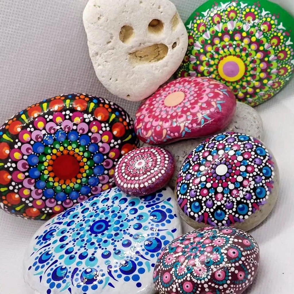 De nature très créative 
Je suis une autodidacte qui cherche sans cesse à explorer de nouvelles matières et couleurs. 
Utiliser ses sens pour se détendre, échanger,partager, créer c'est pour moi l'essentiel. 
J'aime le fait main qui donne une âme à l'objet une fois terminé. 