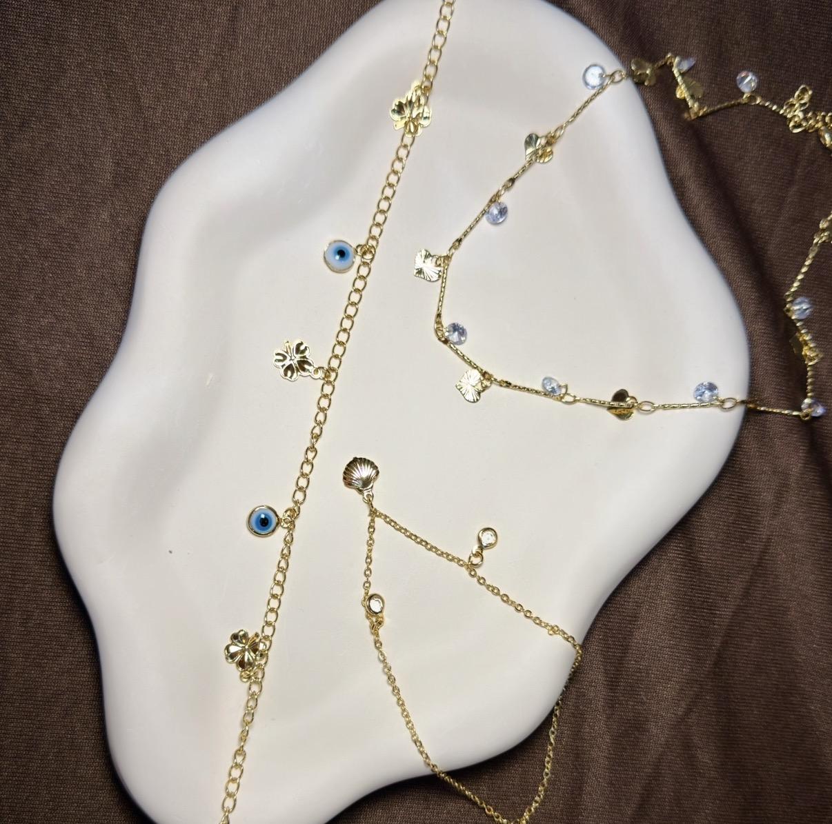 A coleção Amulet traz jóias carregadas de significado, inspiradas em elementos místicos e na força de Atena, a deusa da sabedoria.
Peças criadas para acompanhar você diariamente como talismã de elegância, propósito e energia.