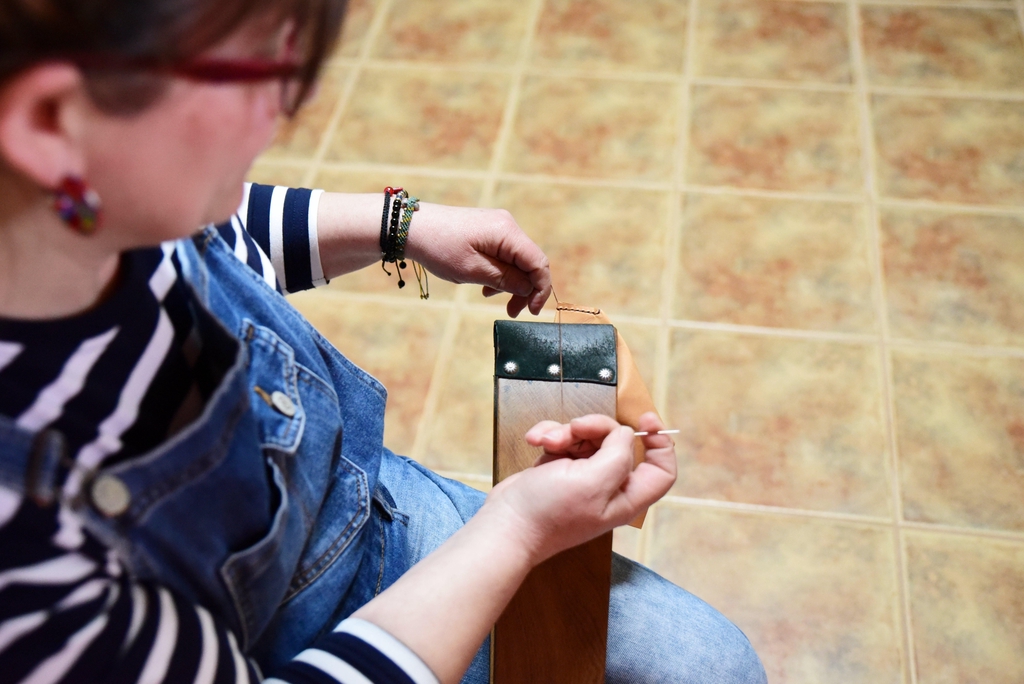 mujer trabajando cuero
