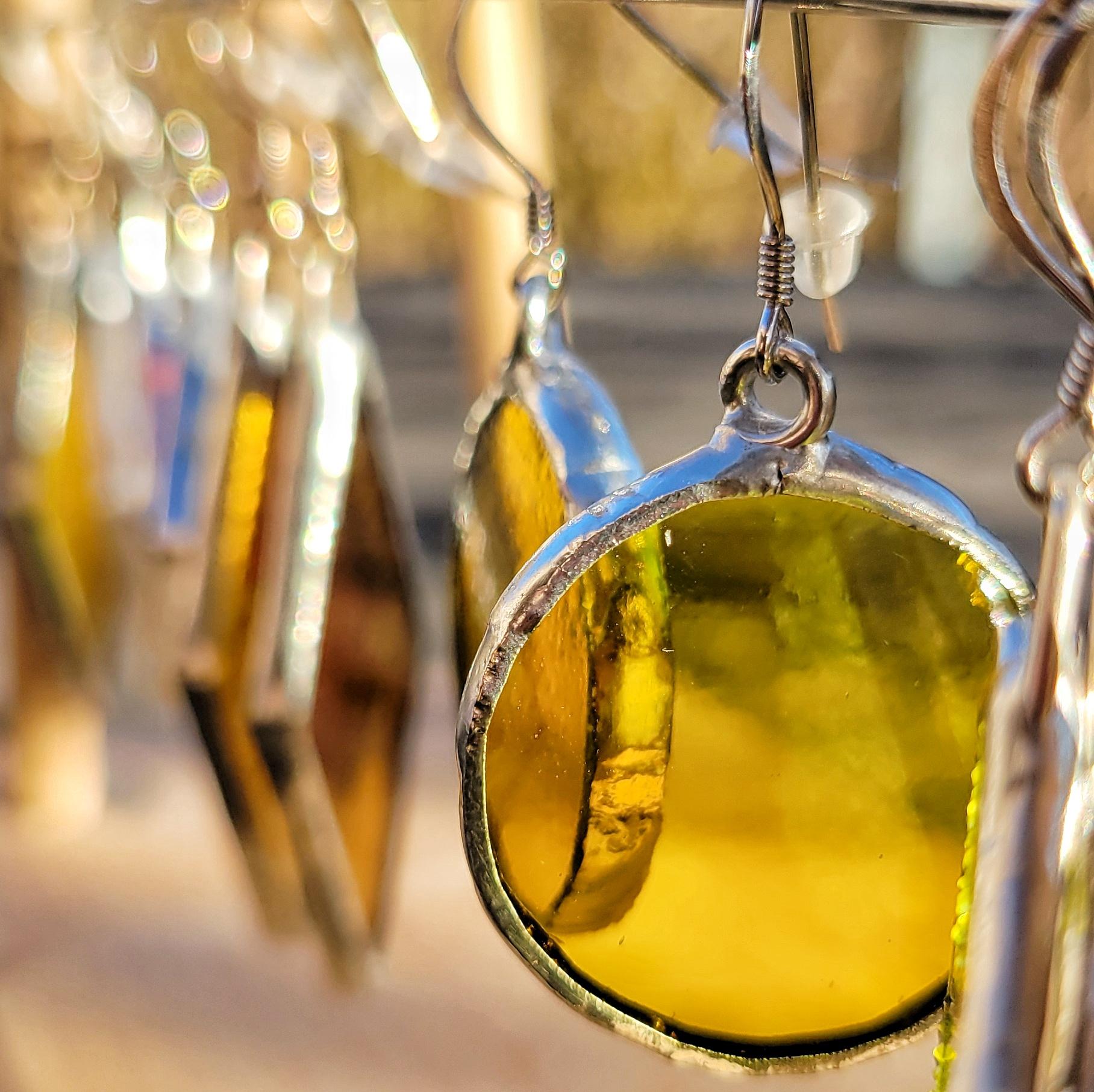Boucles d'oreilles en verre, fabrication artisanale française