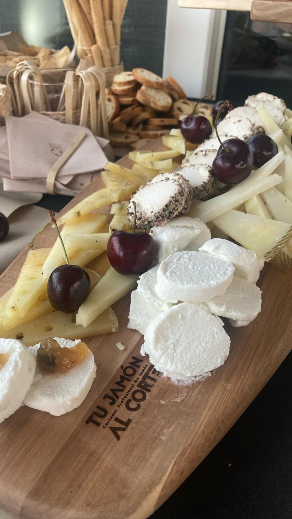 ¿Estás planeando un evento especial en Granada y quieres sorprender a tus invitados con una exquisita selección de quesos, embutidos y un cortador de jamón profesional? ¡Estás en el lugar indicado! Nuestro servicio de mesas de quesos, embutidos y cortadores de jamón te brindará una experiencia culinaria única y deliciosa. Con una cuidadosa selección de productos de alta calidad y una presentación impecable, estamos seguros de que tus invitados quedarán encantados. ¡Déjanos encargarnos de todos los detalles para que tú puedas disfrutar al máximo de tu evento!